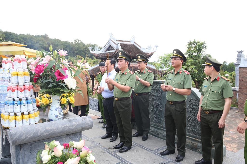 Đoàn đại biểu dâng hoa, dâng hương tại đền Chung Sơn - Đền thờ gia tiên Chủ tịch Hồ Chí Minh ở núi Chung, xã Kim Liên (Nam Đàn)