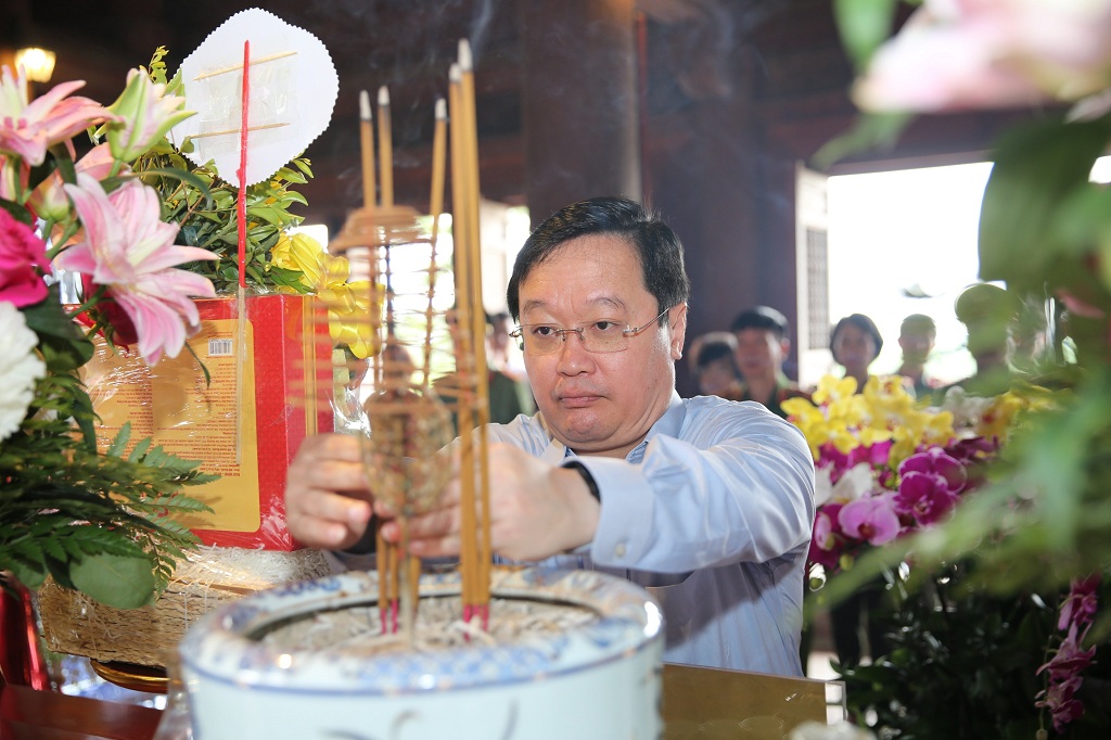 Chủ tịch UBND tỉnh Nguyễn Đức Trung dâng hương tại Đền Chung Sơn