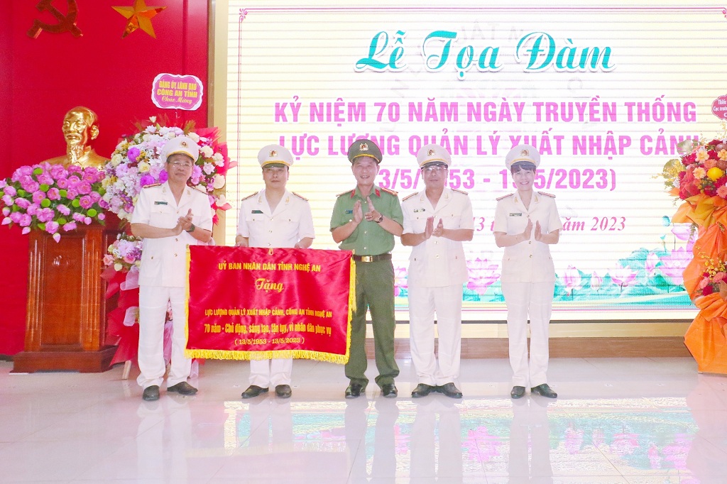 Đồng chí Đại tá Lê Văn Thái, Phó Giám đốc Công an tỉnh trao bức trướng của UBND tỉnh Nghệ An cho Phòng Quản lý XNC