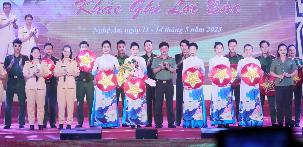 Đồng chí Thượng tá Trần Ngọc Tuấn, Phó Giám đốc Công an tỉnh Nghệ An, Phó Trưởng ban tổ chức tặng hoa cho đại diện các đoàn nghệ thuật