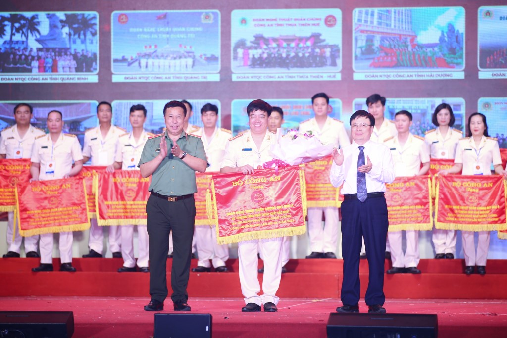 Đồng chí Thiếu tướng Nguyễn Công Bẩy và Phó Chủ tịch UBND Bùi Đình Long trao hoa và Cờ, giải Xuất sắc cho đoàn Nghệ An