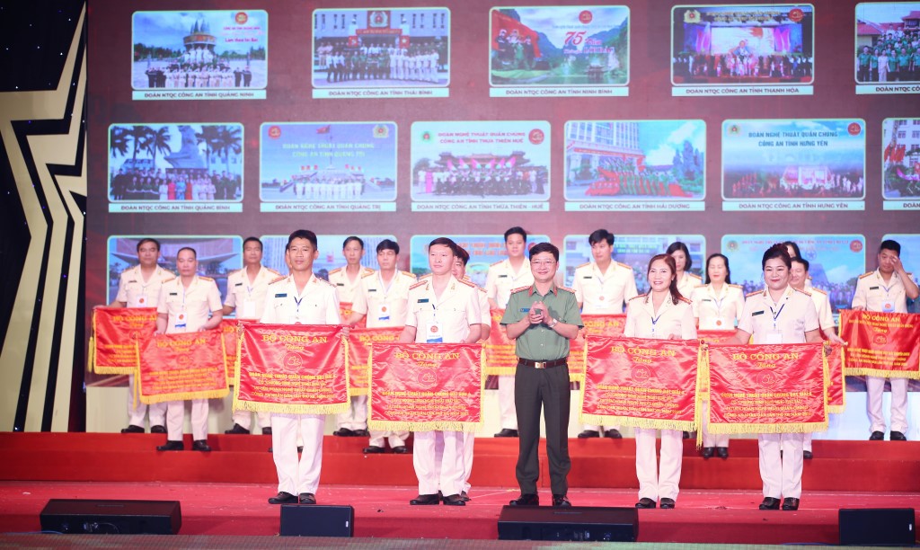 Đồng chí Thượng tá Trần Ngọc Tuấn, Phó Giám đốc Công an tỉnh Nghệ An trao Cờ, giải A toàn đoàn cho các đoàn