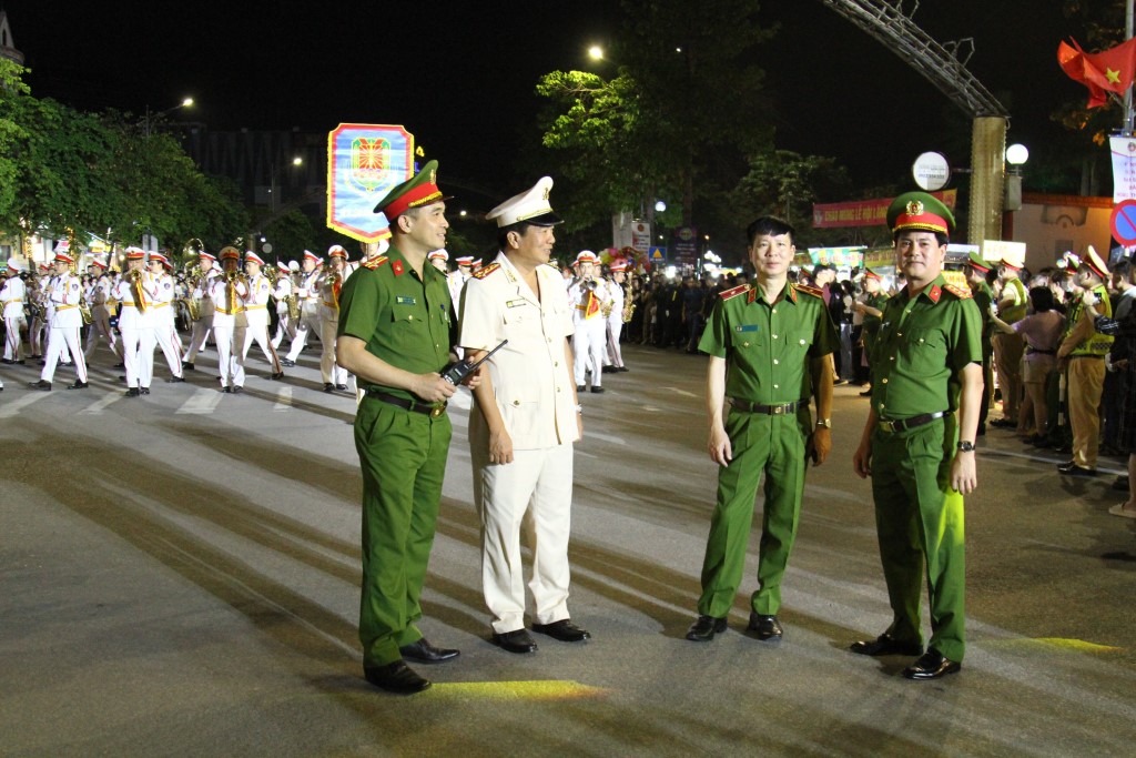   Lãnh đạo Cục nghiệp vụ Bộ Công an và Lãnh đạo Công an tỉnh Nghệ An xem chương trình biểu diễn của Đoàn nghi lễ Bộ Công an tại phố đi bộ, thành phố Vinh