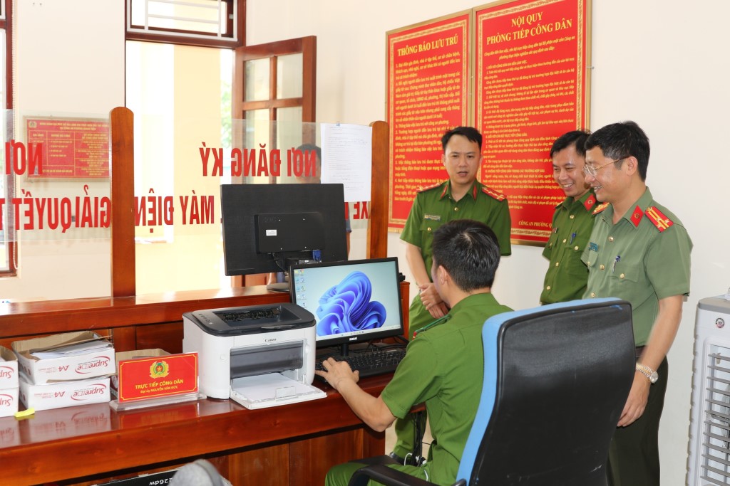 Kiểm tra công tác bộ phận một cửa Công an phường Quang Tiến, thị xã Thái Hoà
