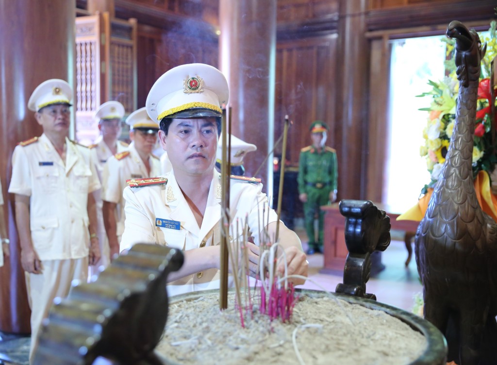 Đồng chí Đại tá Nguyễn Đức Hải, Phó Giám đốc Công an tỉnh dâng hương tưởng niệm Chủ tịch Hồ Chí Minh