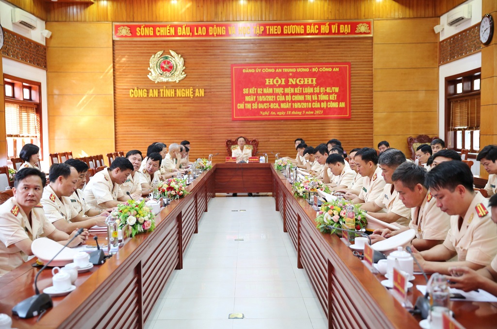 Đồng chí Đại tá Nguyễn Đức Hải, Phó Giám đốc Công an tỉnh trình bày tham luận tại hội nghị