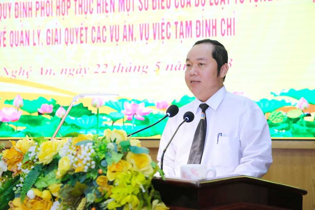 Đồng chí Trần Ngọc Sơn, Chánh án Tòa án nhân dân tỉnh phát biểu tại Hội nghị