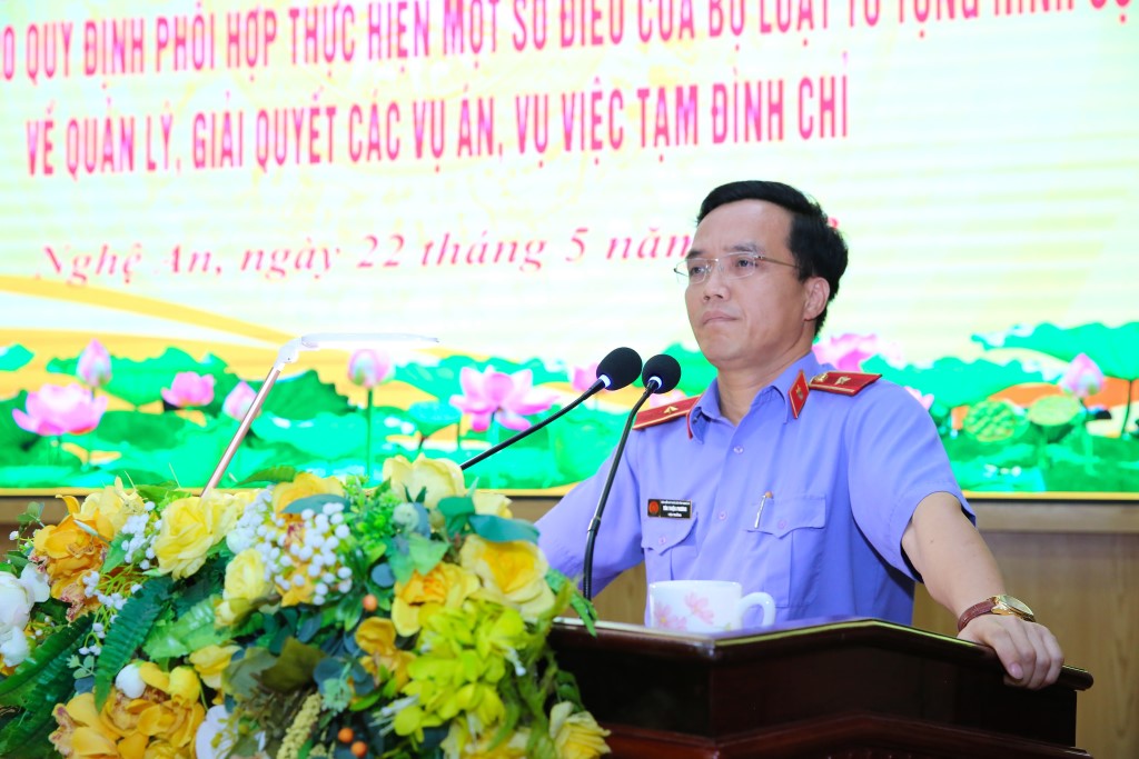 Đồng chí Tôn Thiện Phương, Viện trưởng Viện kiểm sát nhân dân tỉnh phát biểu tại Hội nghị