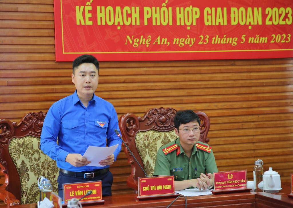 Đồng chí Lê Văn Lương, Ủy viên BTV Trung ương Đoàn, Bí thư Tỉnh đoàn Nghệ An phát biểu 
