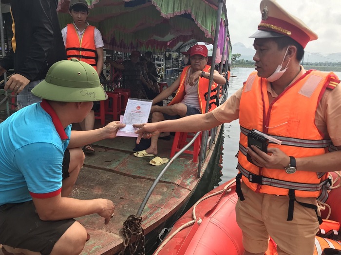 Lực lượng CSGT Công an huyện Con Cuông kiểm tra giấy tờ liên quan đến người điều khiển và phương tiện thủy nội địa trên sông Giăng