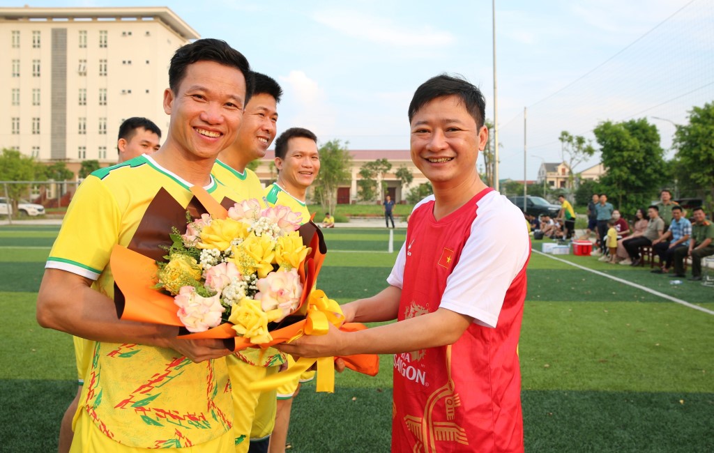 Đồng chí Thượng tá Trần Ngọc Tuấn - Phó Giám đốc Công an tỉnh tham gia giao lưu bóng đá cùng hai đơn vị 