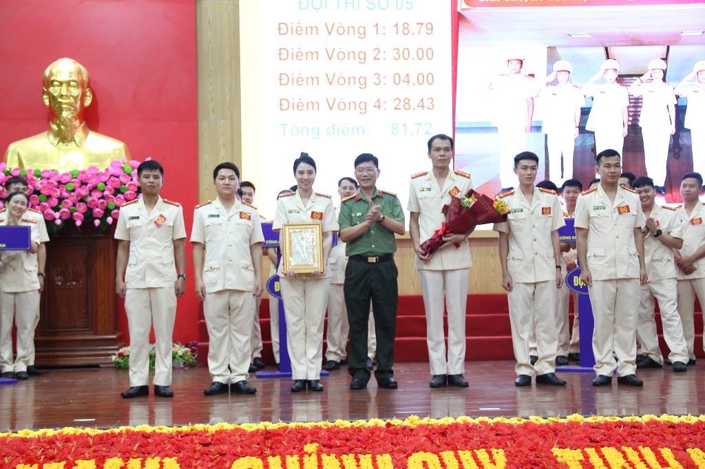 Đồng chí Đại tá Lê Văn Thái, Phó Giám đốc Công an tỉnh, trao thưởng cho đội thi đạt giải Nhì