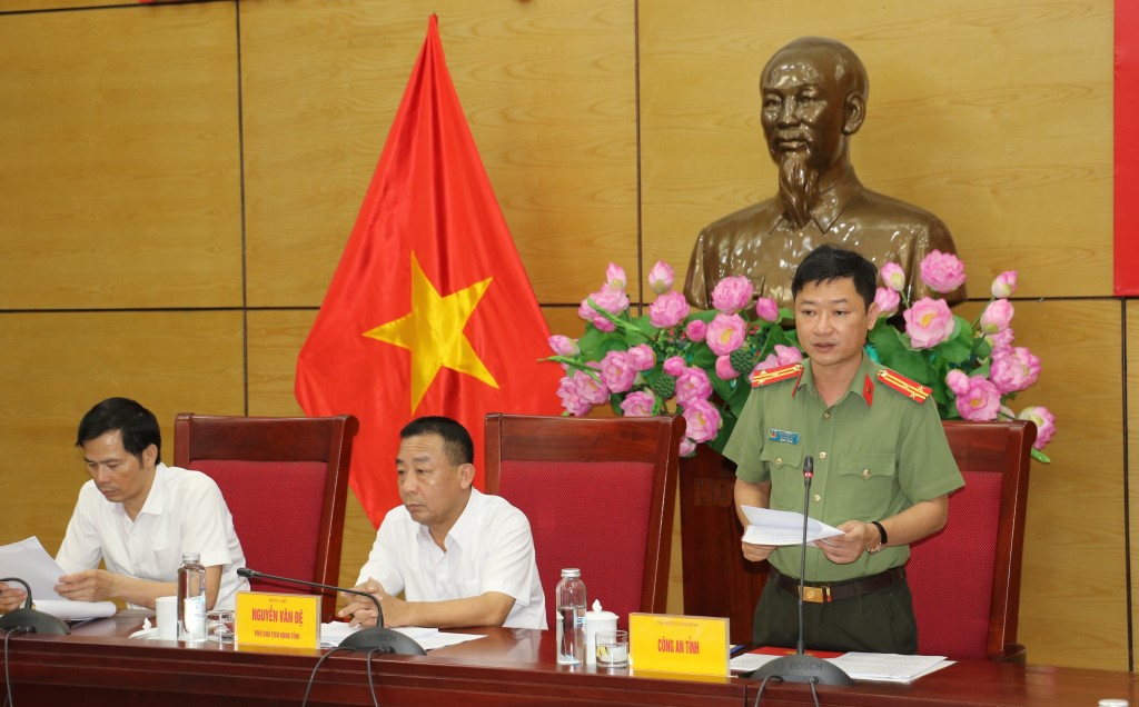 Đồng chí Thượng tá Trần Ngọc Tuấn, Phó Giám đốc Công an tỉnh trình bày báo cáo tại Hội nghị