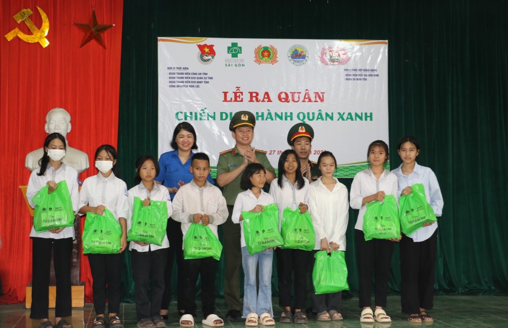 Trao các phần quà tặng học sinh Trường THCS Nghi Yên, huyện Nghi Lộc có hoàn cảnh khó khăn