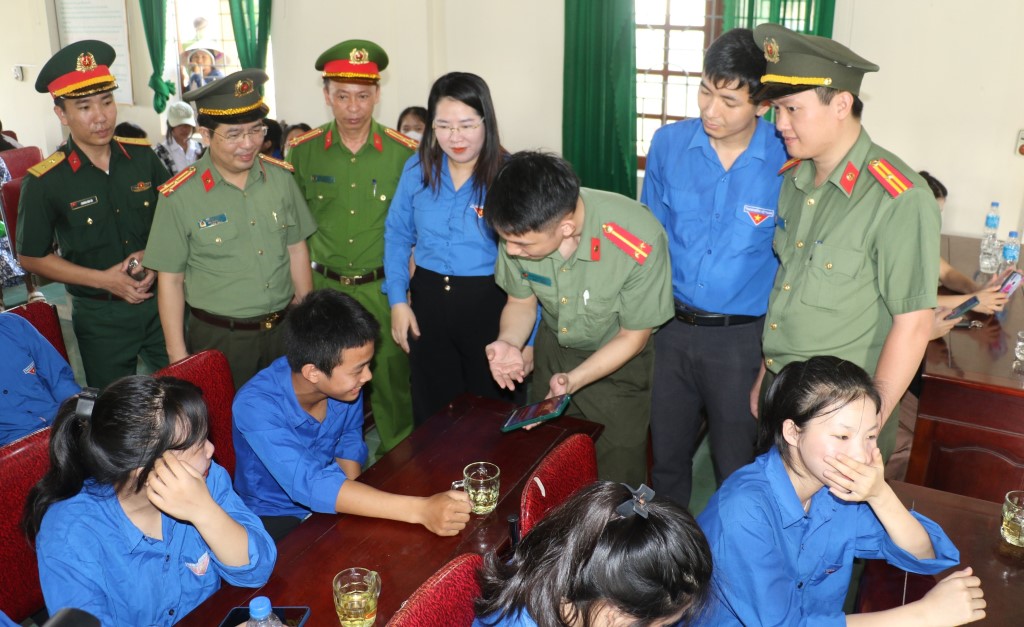 Lực lượng Công an Nghệ An cài đặt, kích hoạt tài khoản định danh điện tử cho người dân tại Lễ ra quân Chiến dịch hành quân xanh