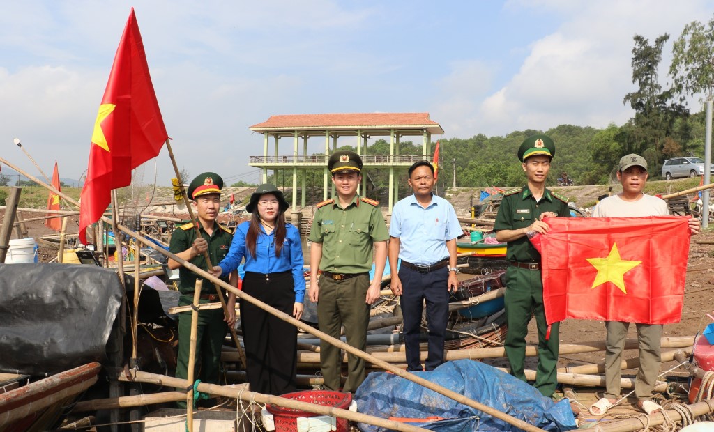 Trao tặng cờ Tổ quốc cho ngư dân vươn khơi bám biển