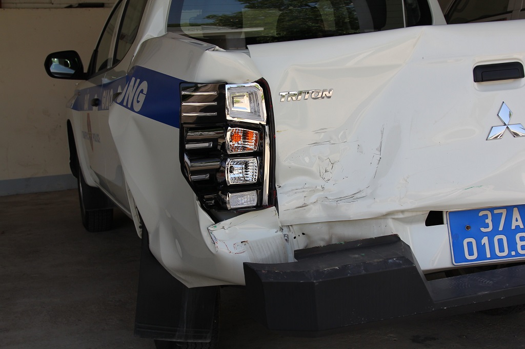 Xe tuần tra của lực lượng Cảnh sát giao thông bị đối tượng Tuấn điều khiển xe ô tô tải tông vào