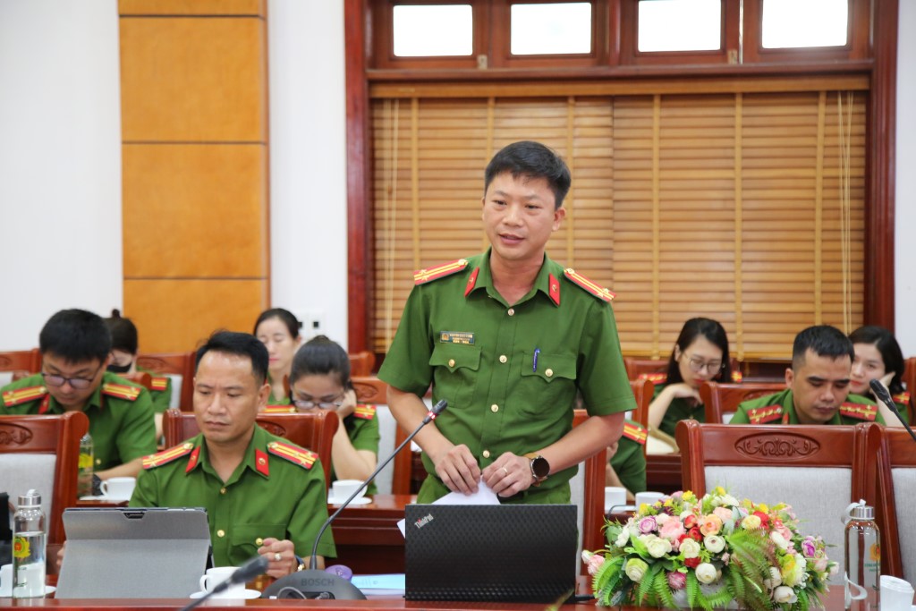 Lãnh đạo Trại tạm giam Công an tỉnh trình bày chuyên đề: Những nội dung cơ bản của Luật Thi hành tạm giữ, tạm giam, các Nghị định, Thông tư và văn bản hướng dẫn thi hành