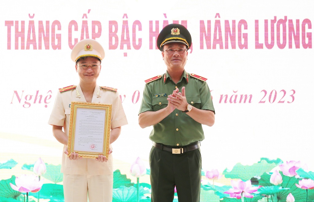Đồng chí Thiếu tướng Phạm Thế Tùng, Giám đốc Công an tỉnh chúc mừng đồng chí Đại tá Trần Ngọc Tuấn, Phó Giám đốc Công an tỉnh