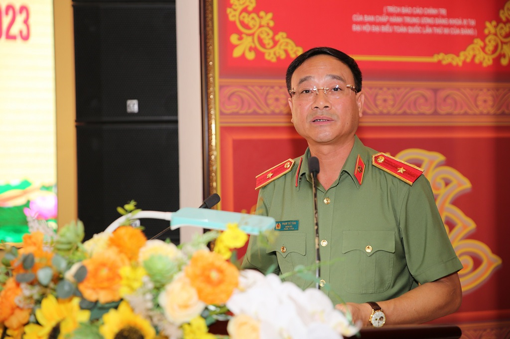 Đồng chí Thiếu tướng Phạm Thế Tùng, Giám đốc Công an tỉnh phát biểu tại buổi lễ