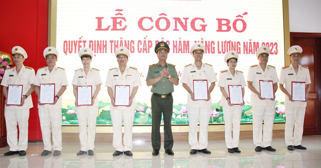 Đồng chí Thiếu tướng Phạm Thế Tùng, Giám đốc Công an tỉnh trao quyết định thăng cấp bậc hàm cho lãnh đạo Công an các đơn vị, địa phương tại buổi lễ 