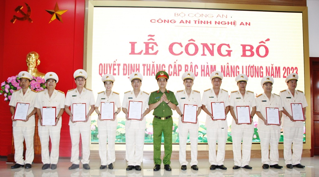 Đồng chí Đại tá Nguyễn Đức Hải, Phó Giám đốc Công an tỉnh trao quyết định thăng cấp bậc hàm, lên lương tại buổi lễ