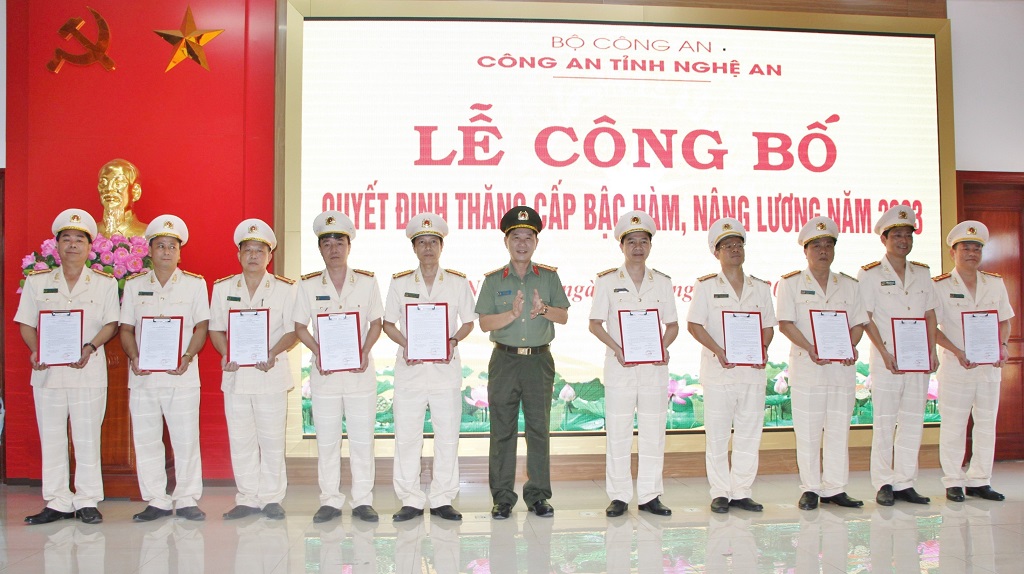 Đồng chí Đại tá Lê Văn Thái, Phó Giám đốc Công an tỉnh trao quyết định thăng cấp bậc hàm, lên lương tại buổi lễ