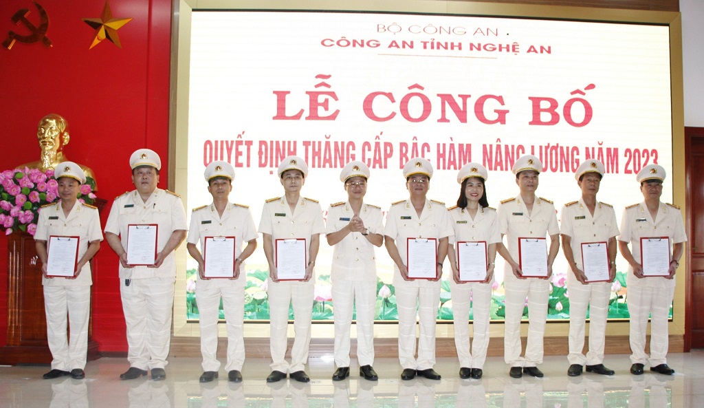 Đồng chí Đại tá Trần Ngọc Tuấn, Phó Giám đốc Công an tỉnh trao quyết định thăng cấp bậc hàm, lên lương tại buổi lễ