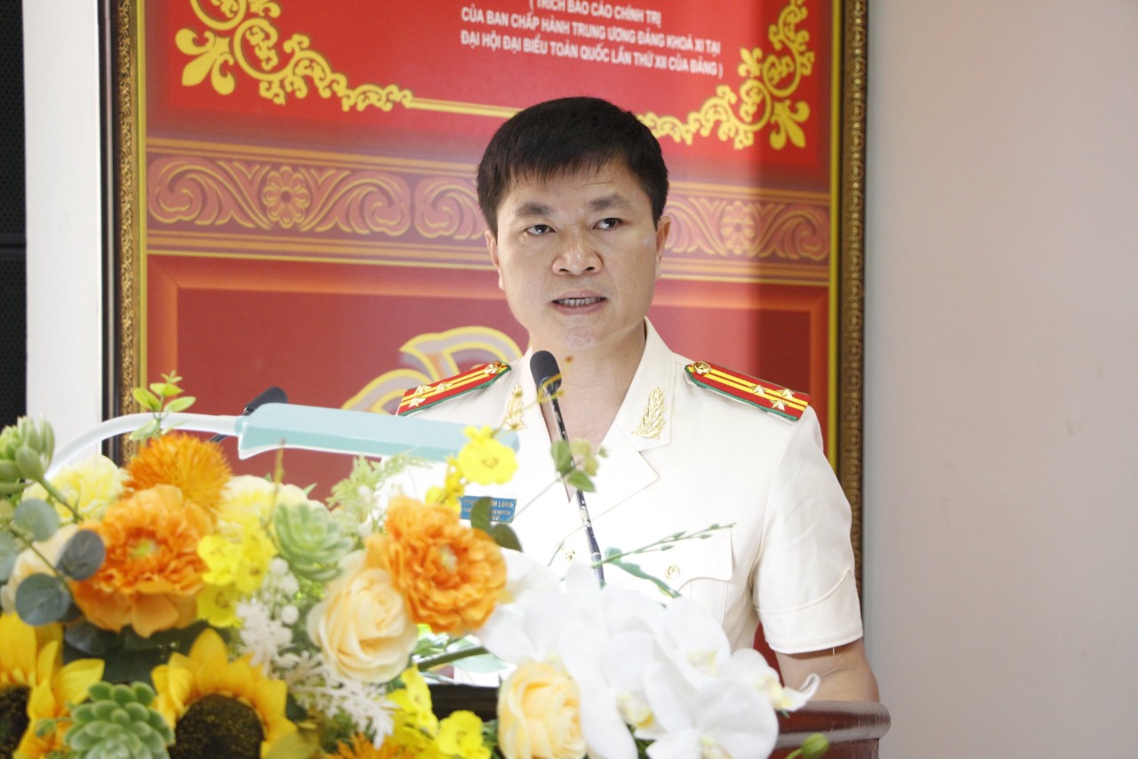 Thay mặt các đồng chí được thăng cấp bậc hàm, nâng lương Thượng tá Phạm Thành Long - Trưởng Công an huyện Diễn Châu phát biểu tại buổi lễ