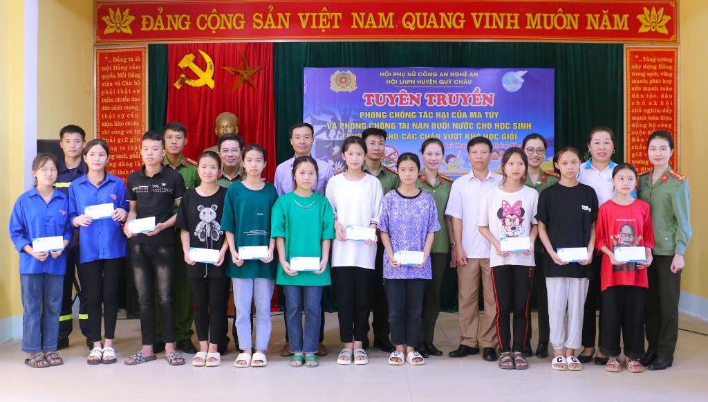 Tặng quà học sinh vượt khó vươn lên trong học tập