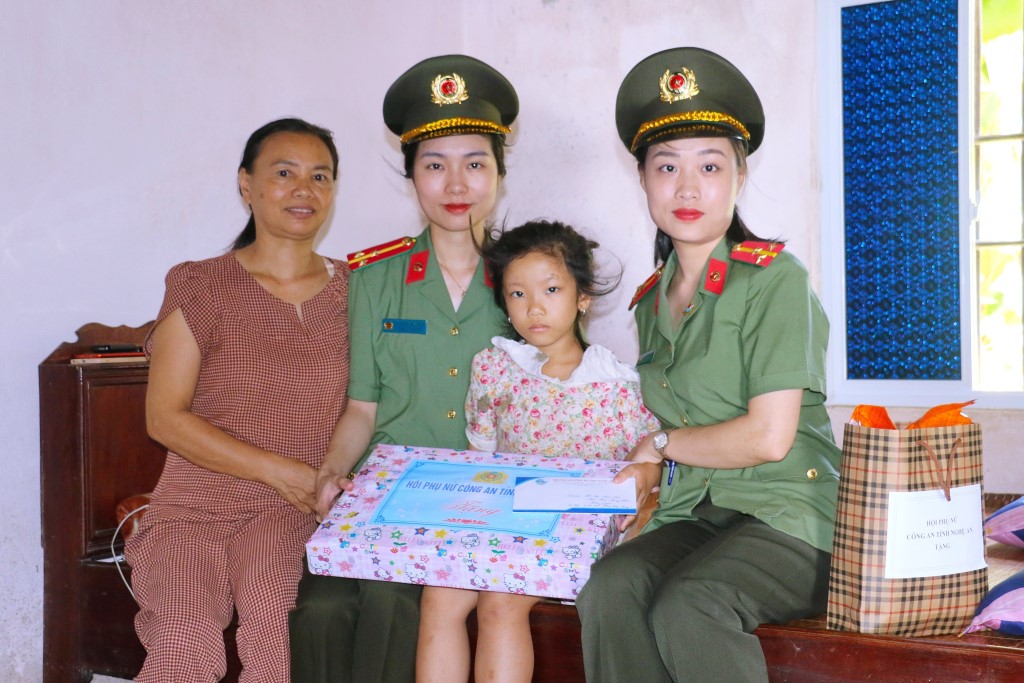 Đại diện HPN Công an tỉnh trao quà hỗ trợ cho em Đặng Thanh Trúc, xã Phúc Sơn, huyện Anh Sơn