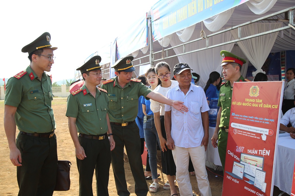 Đồng chí Đại tá Trần Ngọc Tuấn, Phó Giám đốc Công an tỉnh thăm tổ tuyên truyền, hướng dẫn, hỗ trợ cài đặt, sử dụng tài khoản định danh điện tử cho người dân