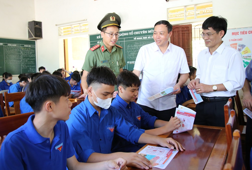 Các đại biểu tham gia hoạt động tuyên truyền phòng, chống tác hại của ma túy và  thuốc lá điện tử của Đoàn thanh niên Công an tỉnh Nghệ An