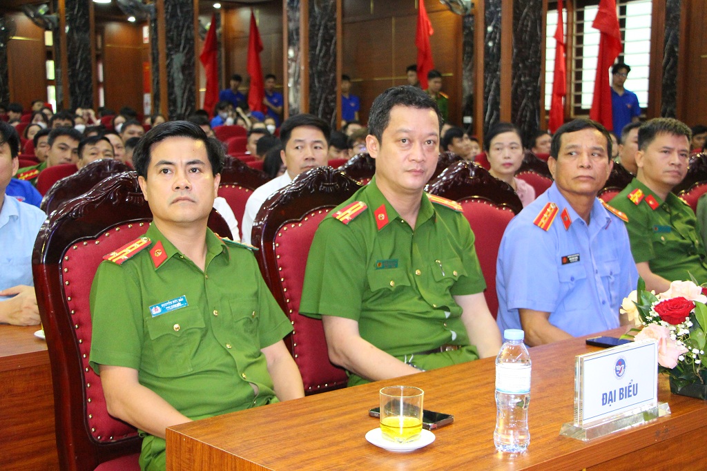 Dự Lễ ra quân có đồng chí Đại tá Nguyễn Đức Hải, Phó Giám đốc Công an tỉnh; đại diện lãnh đạo Công an thành phố Vinh và phòng nghiệp vụ Công an tỉnh