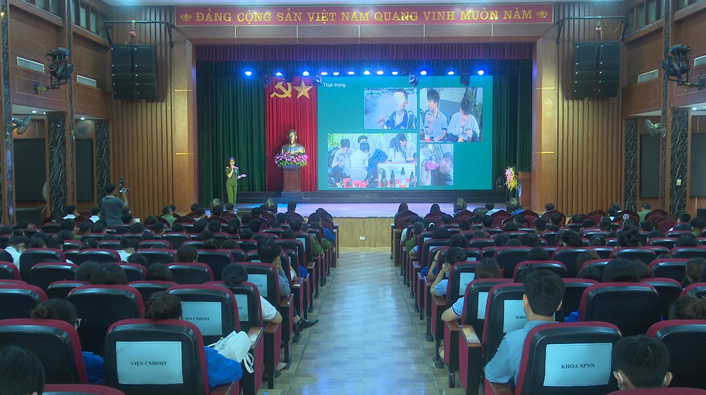 Cán bộ Công an thành phố Vinh tuyên truyền về phòng chống ma túy, thuốc lá điện tử