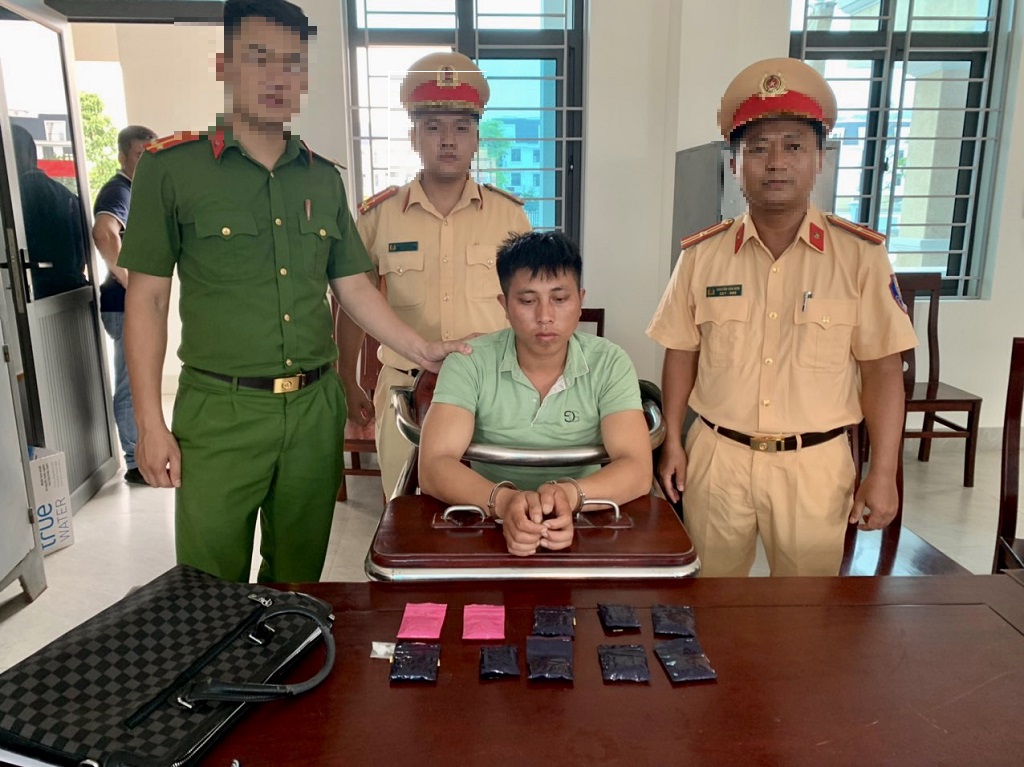 Đối tượng Thò Bá Cha cùng tang vật (2.000 viên ma túy tổng hợp) bị Công an thị xã Thái Hòa phối hợp Đội CSGT đường bộ số 1 bắt giữ