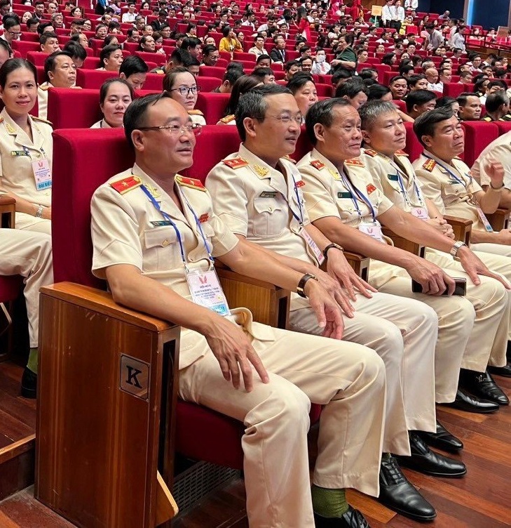 Đồng chí Thiếu tướng Phạm Thế Tùng, Giám đốc Công an tỉnh cùng các đại biểu Công an nhân dân