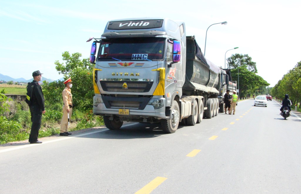 Tổ công tác đặc biệt dừng, kiểm tra phát hiện nhiều xe tải có dấu hiệu vi phạm trên đường tỉnh lộ 542C đoạn qua địa bàn xã Long Xã,huyện Hưng Nguyên