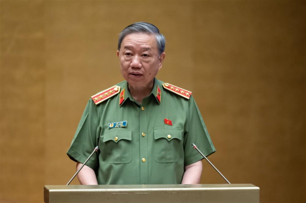 Bộ trưởng Tô Lâm trình bày Tờ trình dự án Luật Lực lượng tham gia BVANTT ở cơ sở.