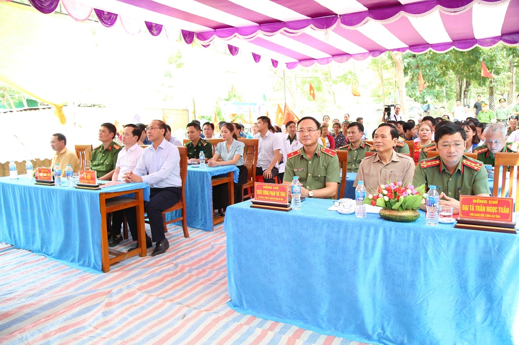 Các đại biểu dự lễ bàn giao Nhà điều trị Trạm y tế xã Mường Ải, huyện Kỳ Sơn
