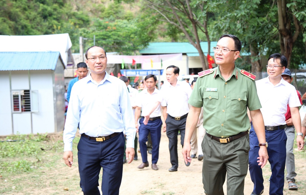 Đồng chí Thiếu tướng Phạm Thế Tùng, Giám đốc Công an tỉnh về với bà con Nhân dân xã Mường Ải, Kỳ Sơn