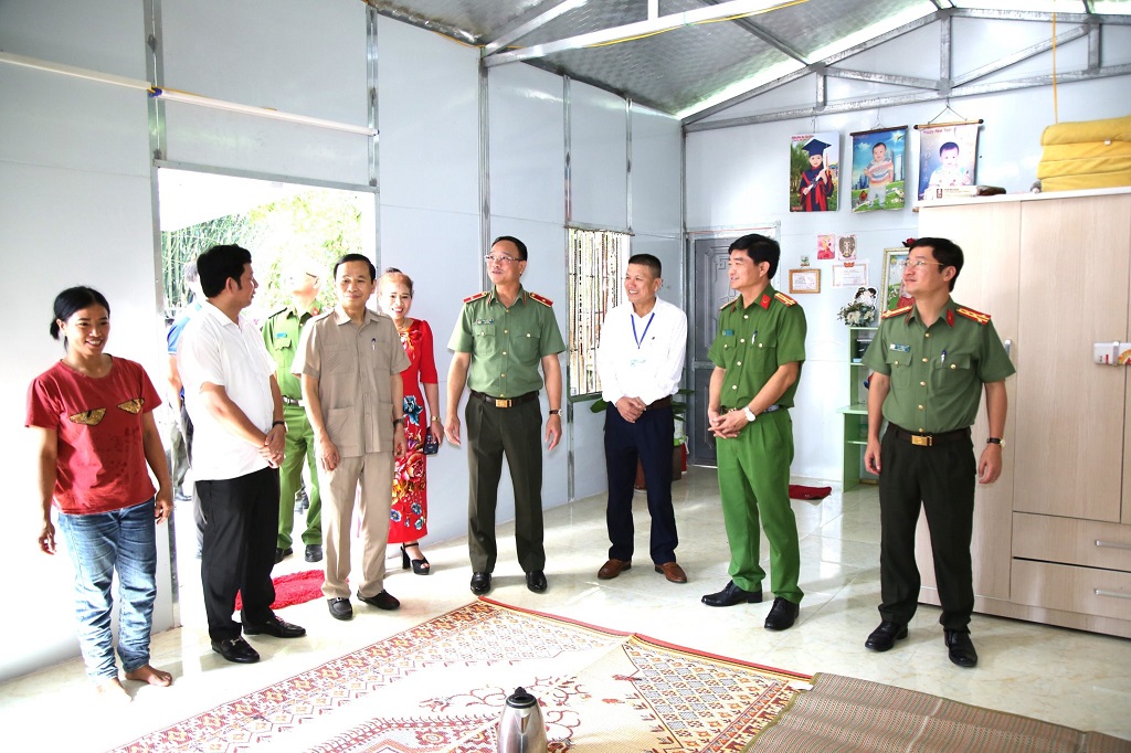 Đoàn công tác Công an tỉnh kiểm tra căn nhà đã hoàn thành và được đưa vào sử dụng tại huyện Quế Phong