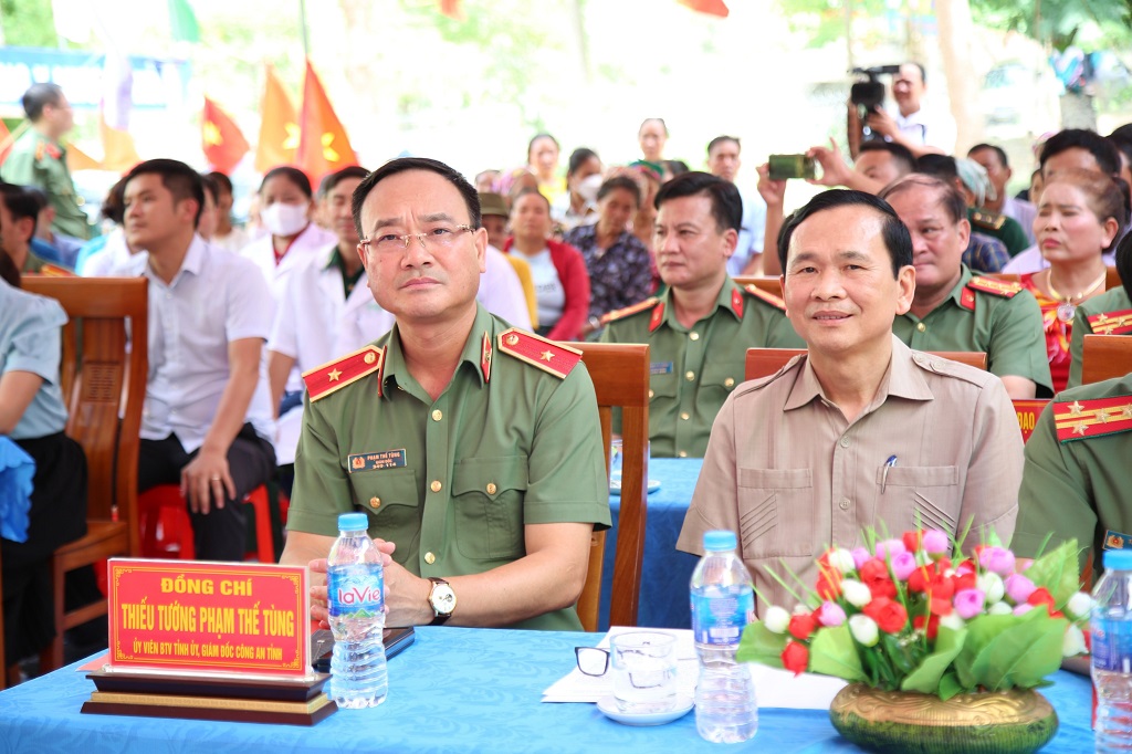 Đồng chí Thiếu tướng Phạm Thế Tùng, Giám đốc Công an tỉnh và đại diện nhà tài trợ tại buổi lễ