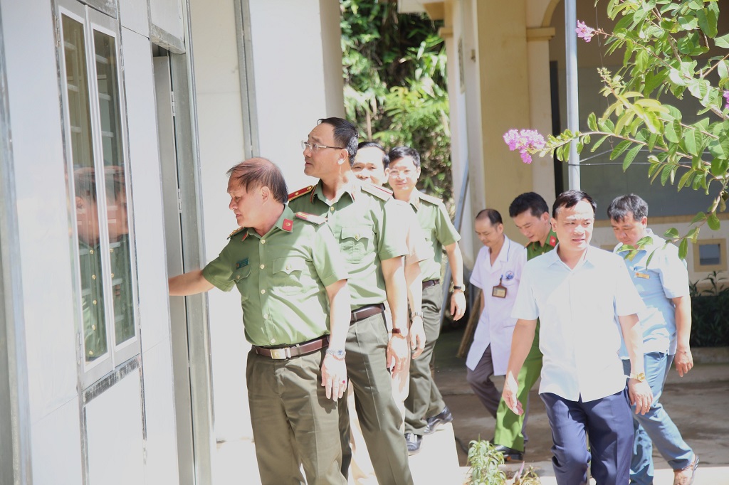 Đoàn công tác Công an tỉnh khảo sát Nhà điều trị Trạm y tế xã Nhôn Mai, huyện Tương Dương