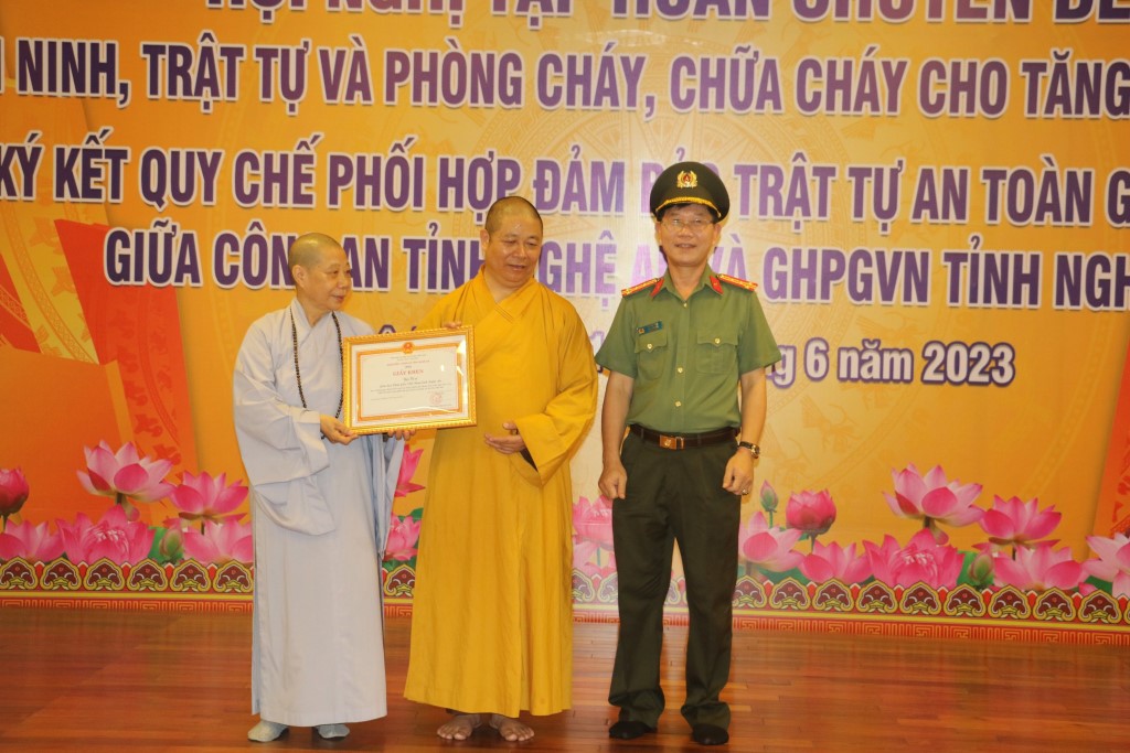 Đồng chí Đại tá Lê Văn Thái - Phó Giám đốc Công an tỉnh trao Giấy khen của Giám đốc Công an tỉnh tặng các tổ chức, cá nhân trong Ban Trị sự