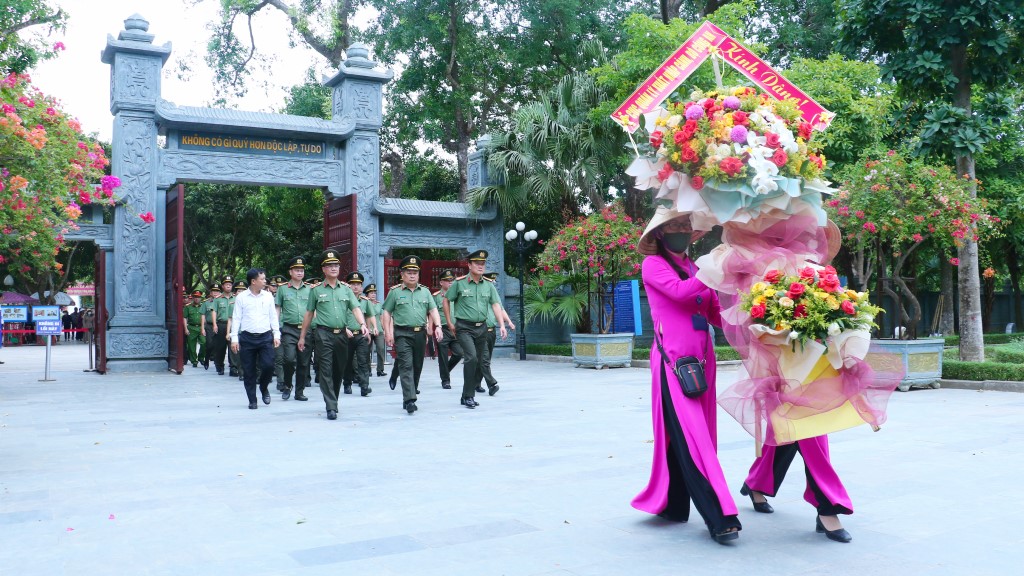 Đoàn đến dâng hoa, dâng hương tại Khu Di tích Quốc gia đặc biệt Kim Liên, huyện Nam Đàn