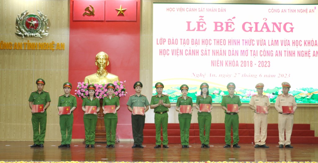 Đồng chí Đại tá, TS Nguyễn Đăng Sáu, Phó Giám đốc Học viện Cảnh sát nhân dân trao bằng tốt nghiệp cho các học viên