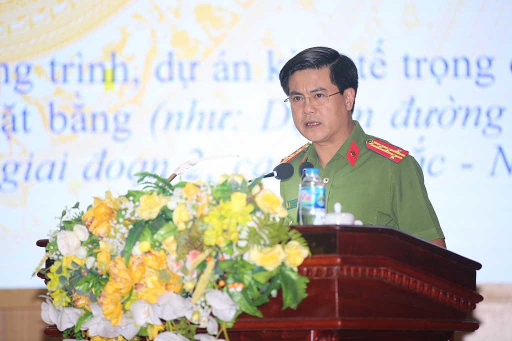 Đồng chí Đại tá Nguyễn Đức Hải, Phó Giám đốc Công an tỉnh trình bày báo cáo sơ kết tại Hội nghị