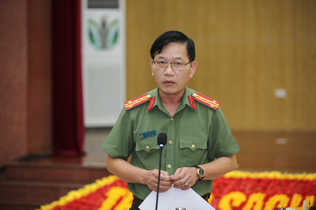 Đồng chí Đại tá Lê Văn Thái, Phó Giám đốc Công an tỉnh điều hành phần tham luận