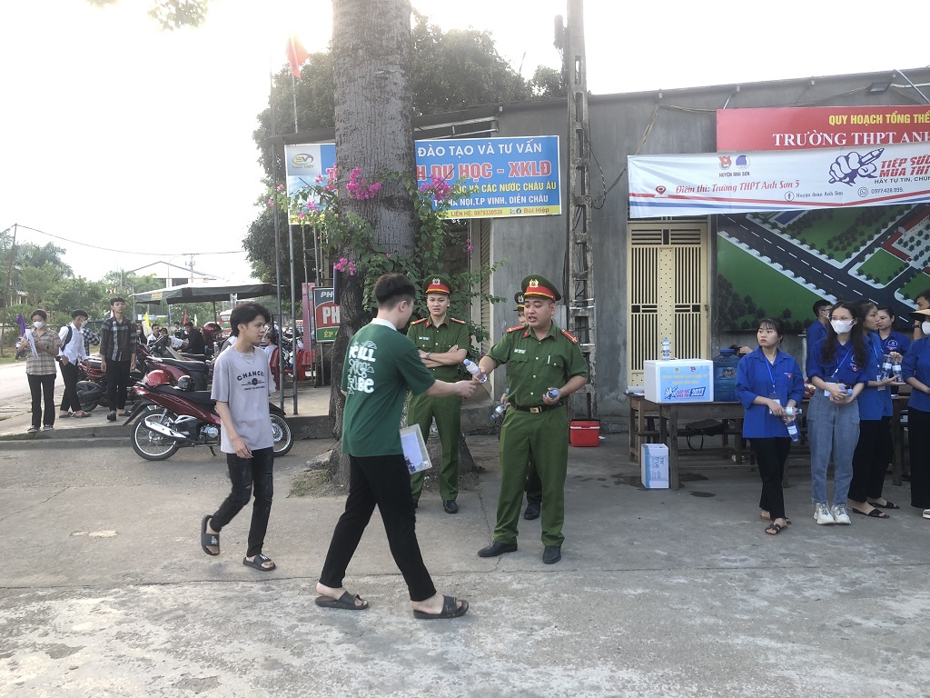 Công an huyện Anh Sơn tặng nước và đồ dùng học tập cho thí sinh tại điểm thi